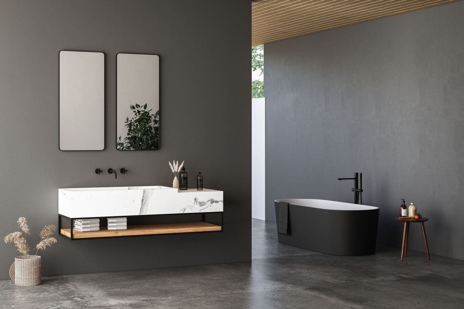 Modernes Badezimmer mit Marmorwaschbecken und Holzablage, schwarzer, freistehender Badewanne und zwei Spiegeln vor einer grauen Wand